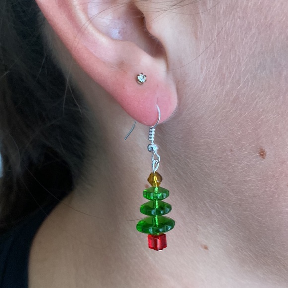 NEW Beautiful Sparkling Crystal and Silver Tone Christmas Tree earrings - Picture 2 of 4